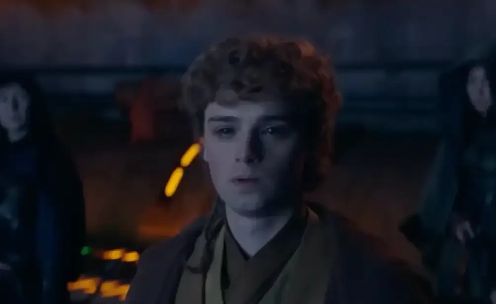 붉은 곱슬머리의 청년의 눈이 검게변하며 몽롱해지는 모습