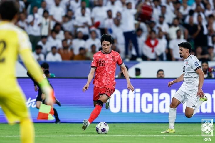 설영우 선수가 상대 진영으로 볼을 몰고 전진하는 모습