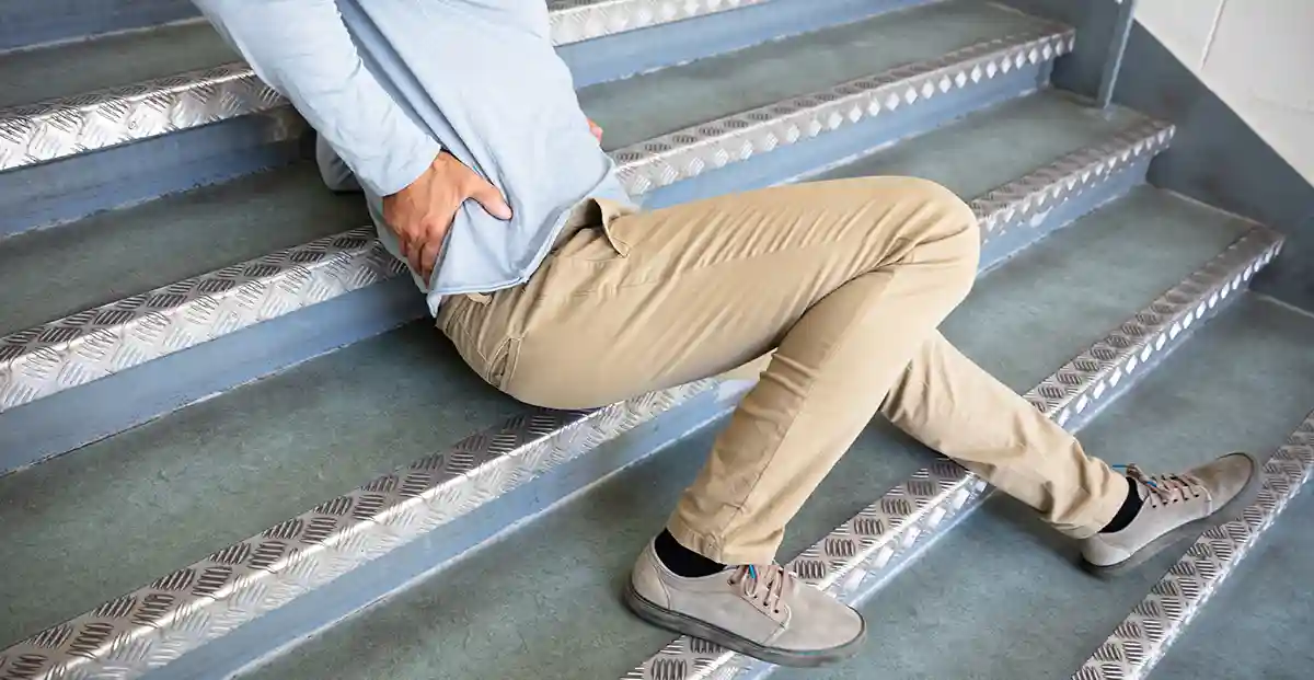 계단내려갈때-미끄러져-부상당한-남자