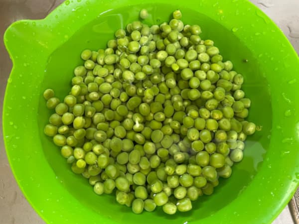 완두콩 씻기 2차 - 흐르는 물에 담그기