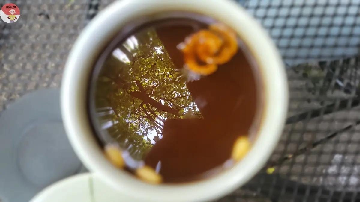 종로구-인사동-경인미술관-전통다원-대추차가-담긴-찻잔