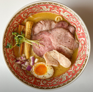 멋진 그릇에 잘 담겨진 라멘