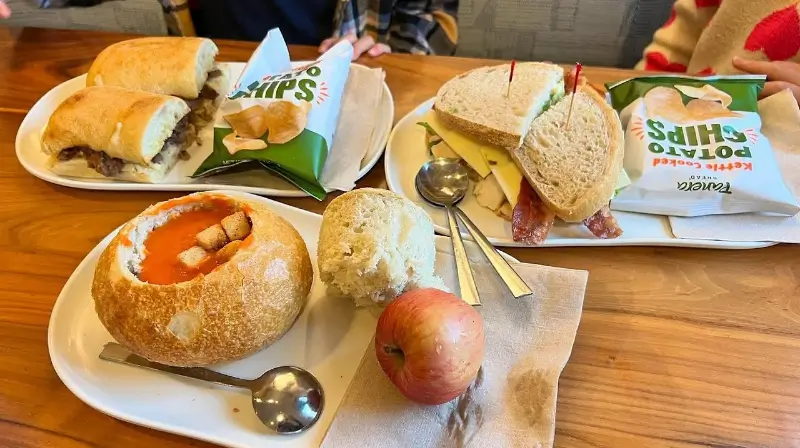 파네라 스프, 샌드위치, 칩스 조합