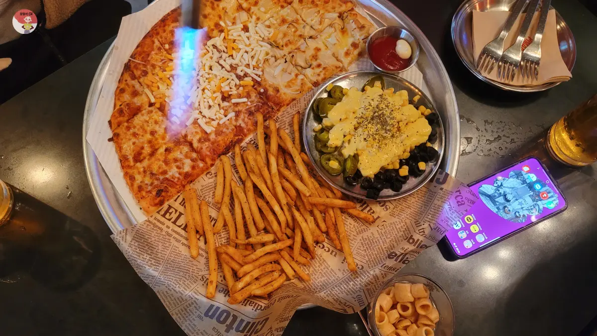 피맥하우스의 시그니처 메뉴, 2가지토핑 추가 가능 감자튀김과 피자와 찰떡궁합 갈릭콘샐러드