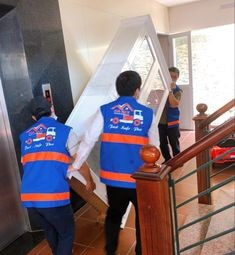 이삿짐센터-직원들이-계단으로-짐을-옮기는-상황