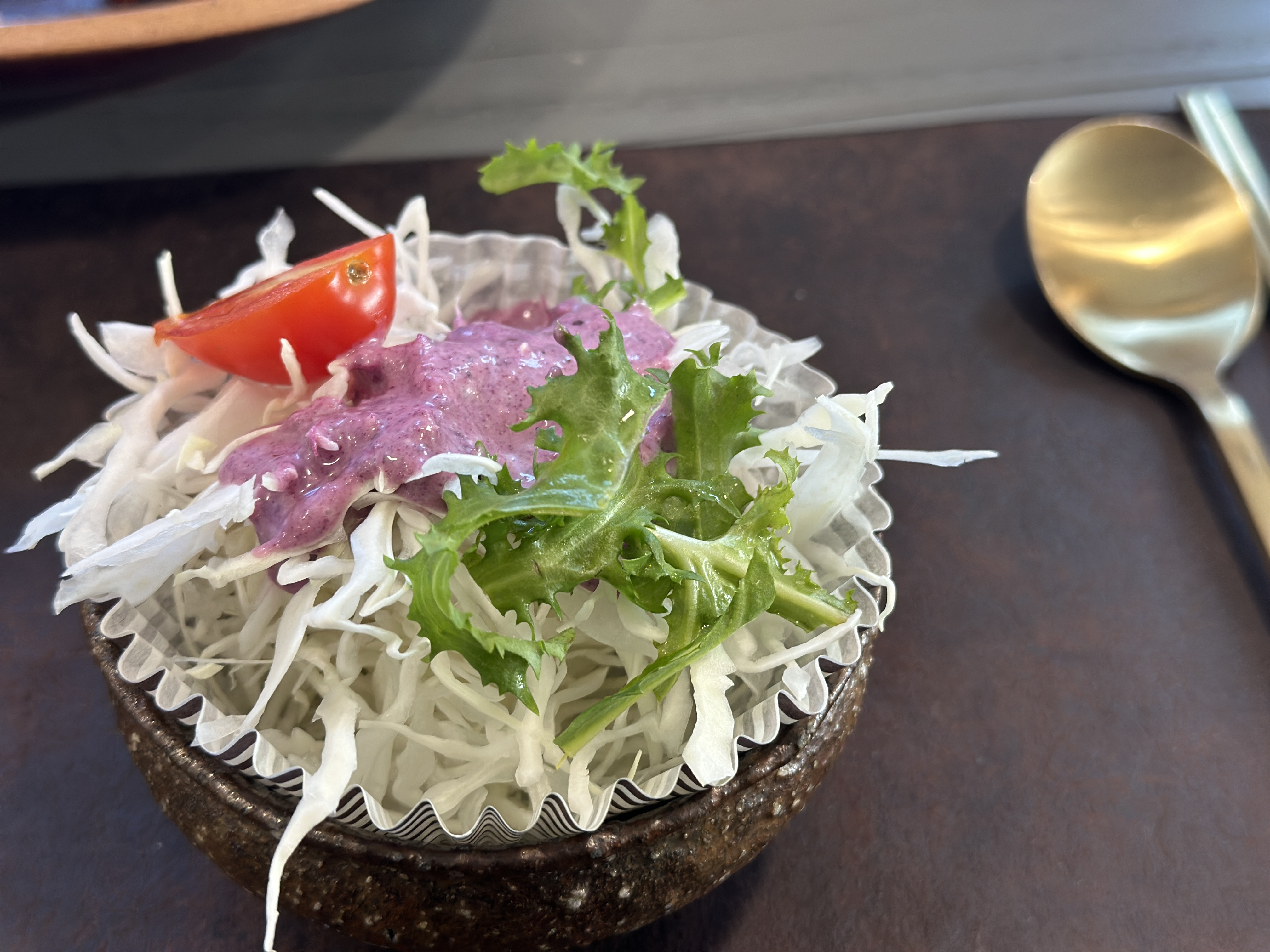 아름다운 보라색 빛의 소스와 붉은 토마토가 어우러진 셀러드