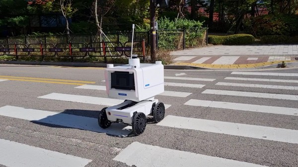 현대자동차그룹의 사내 스타트업 육성제도를 통해 설립된 모빈이 자체 개발한 자율주행 로봇 M2.