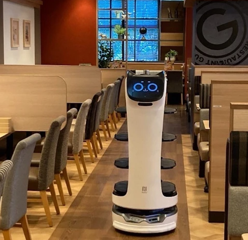 귀여운 표정으로 열일하는 고양이 로봇