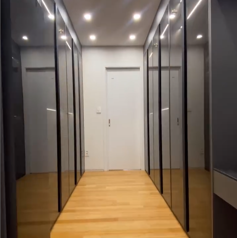 검정 계통의 슬라이드 문으로 되어 있는 드레스룸, 영화에서나 나올듯한 드레스룸이다.