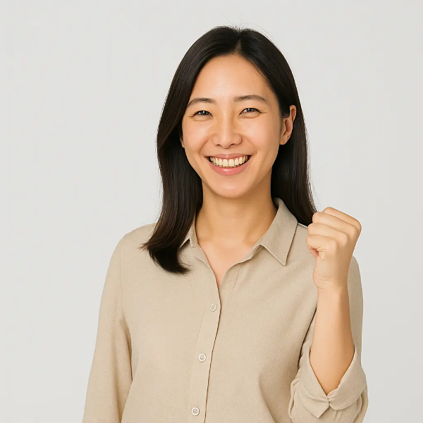 생계급여 지원 혜택 후 긍정적인 표정을 짓는 한국인 여성 이미지