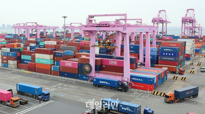 4월 수출 48% 증가: 859억 달러 돌파! 반도체 슈퍼 사이클과 무역수지 흑자의 경제적 함의 분석