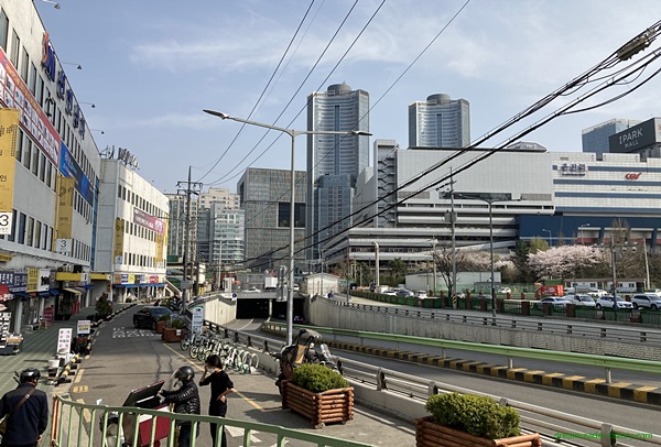 용산 선인상가 정문 쪽에서 바라 본 빌딩들