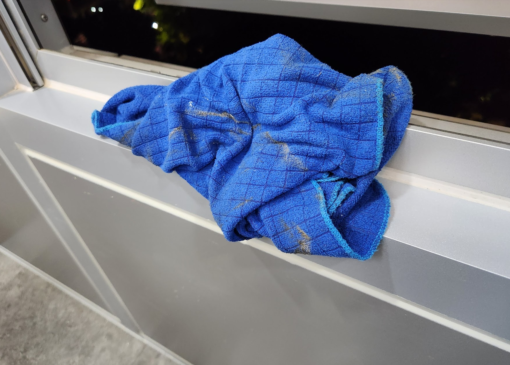 창틀먼지 걸레질 후