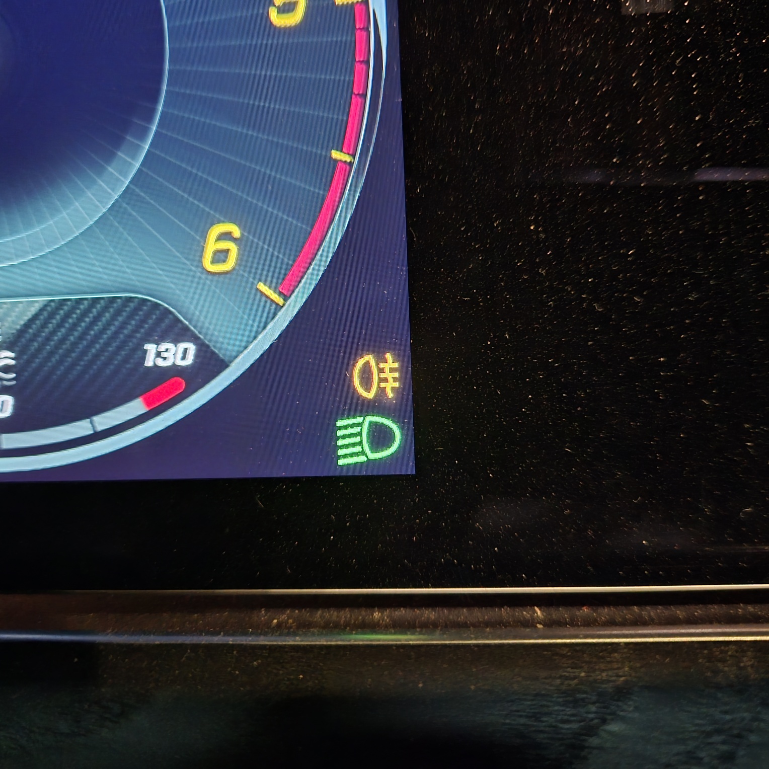 계기판에서 안개등 표시가 나타나는 모습