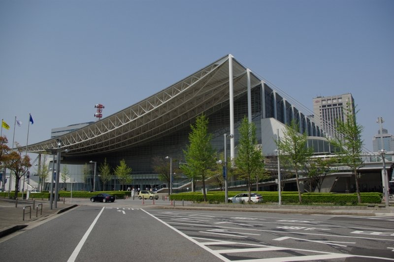 CEATEC이 열리는 마쿠하리 메세 전시장 건물 외관과 앞 도로