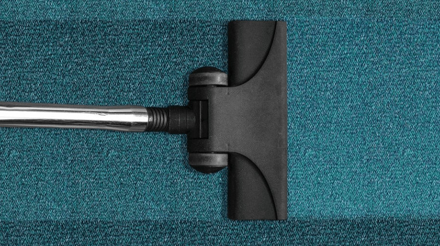 진공 청소기로 청소를 하고 있다