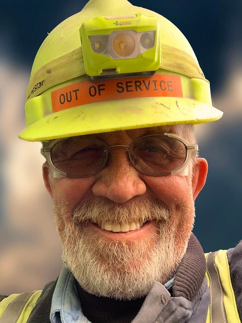 안전모를 쓴 할아버지