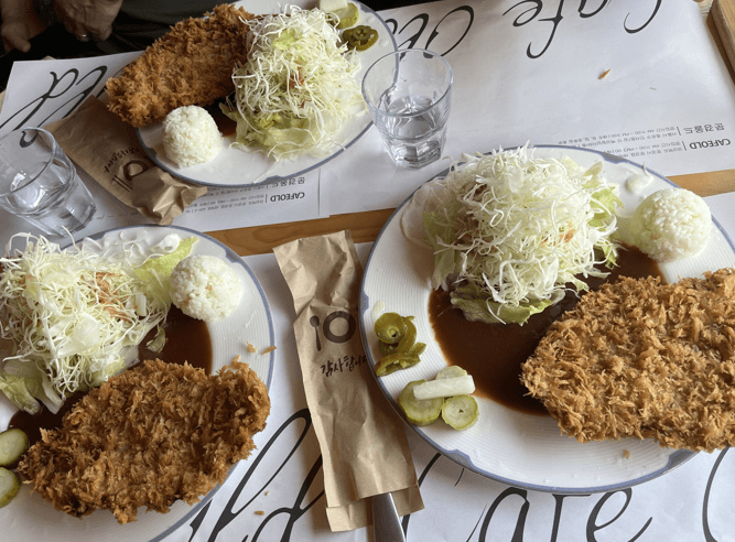 수제-돈가스-서빙