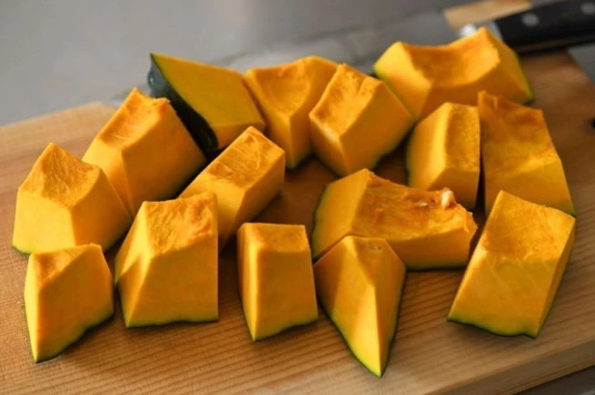 단호박을 썰어 놓은 이미지 입니다.
