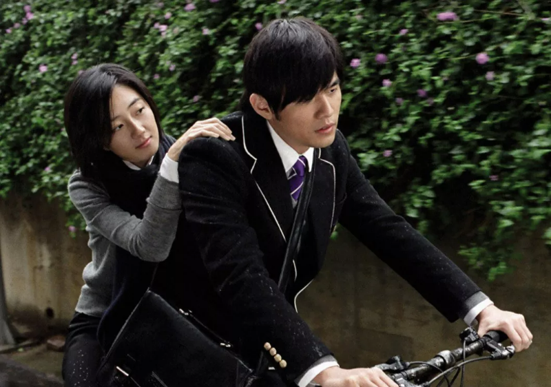 자전거를 타고 가는 상륜과 샤오위