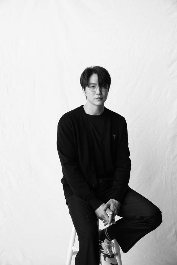 의자에 걸터 앉아있는 성시경