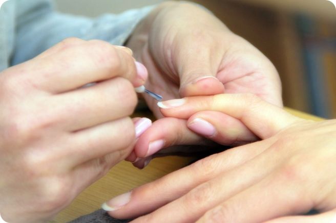 손톱이 잘 부러지는 이유