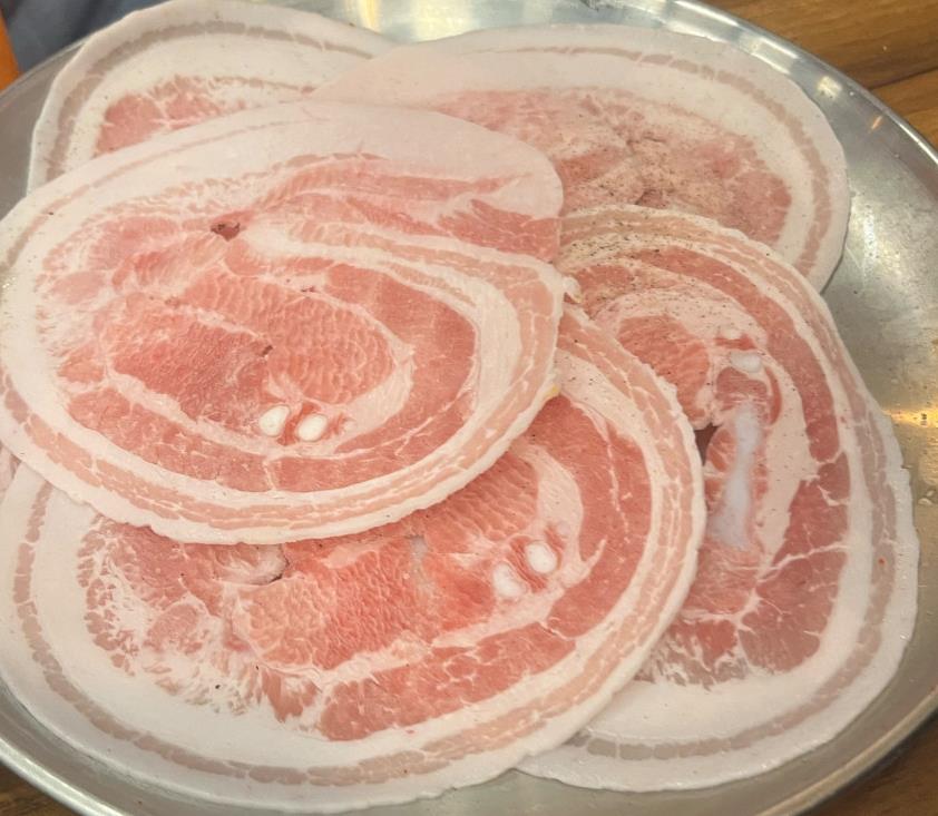 얇게 잘라서 나온 오늘N 꽃삼겹살