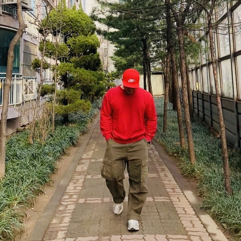 데일리룩(오뭘입) 나이키 스냅백 레드, wyse 와이즈 맨투맨 레드, 프리즘웍스 카고 바지 카키, 뉴발란스 993 그레이, 남자데일리룩, 남자데일리코디, 남자데일리패션, ootd