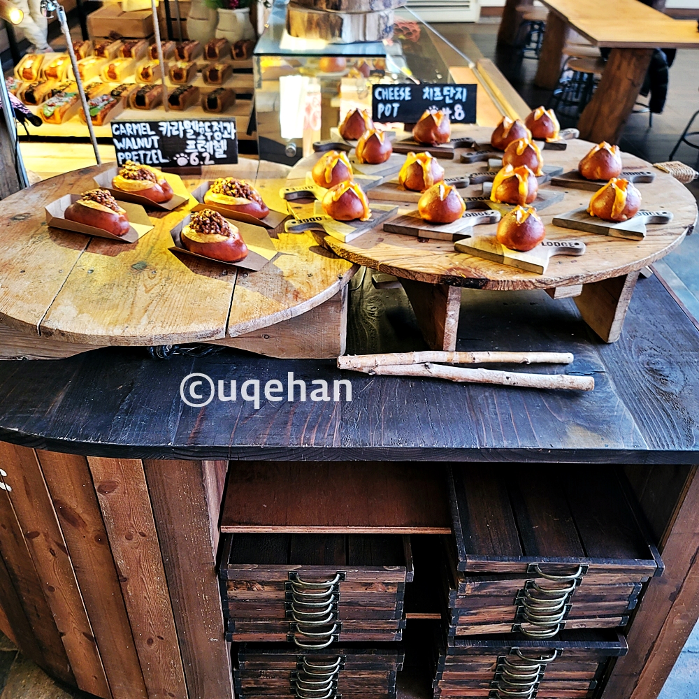 카페럿지 1층에 베이커리 빵류가 진열되어 있다.