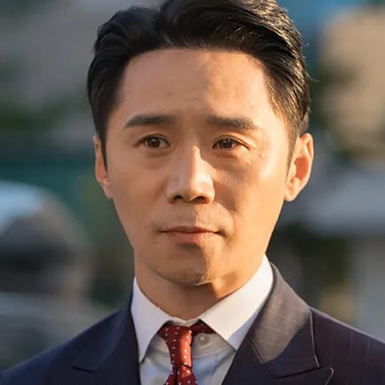 임철수포스터 - 이충구역 남, 43세, 법무법인 원근 대표 변호사. 호수의 선배