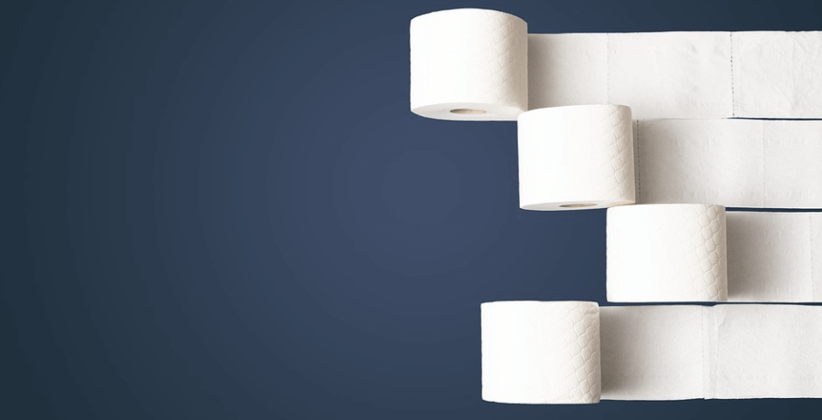 두루마리 화장지 4개가 굴러가고 있다