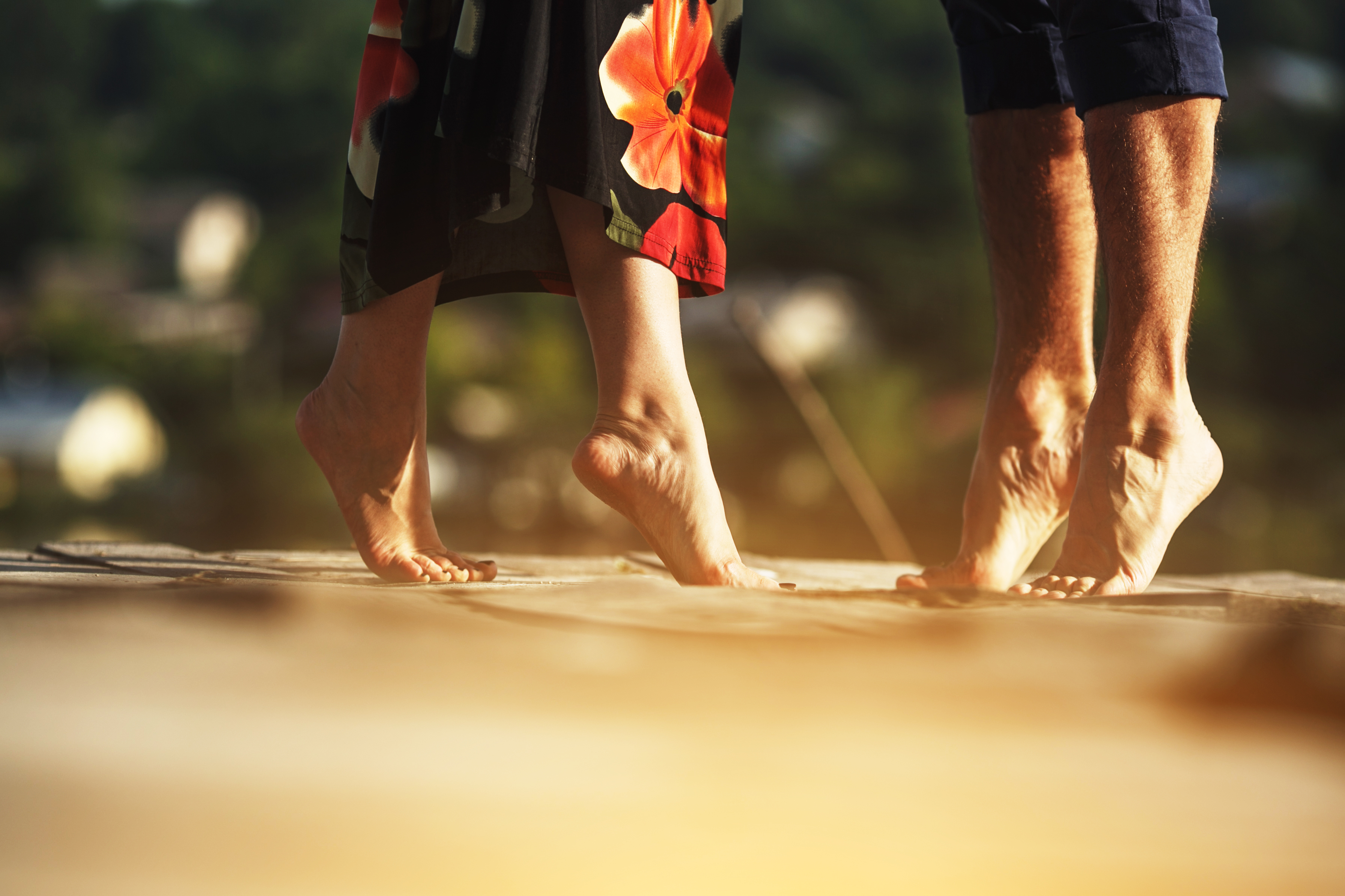 맨 바닥에서 발가락 끝으로 서는 운동을 하고 있는 남자와 여자의 사진