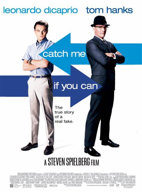 팔짱을 낀 채로 서있는 두 주인공