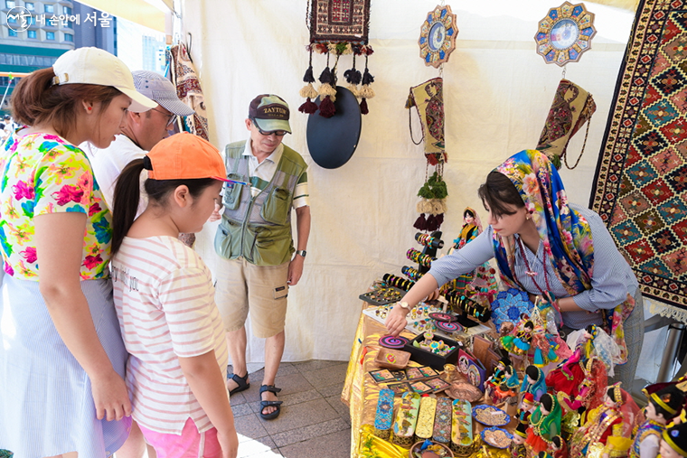 서울도시문화축제의 관광홍보전을 즐기는 시민들의 모습