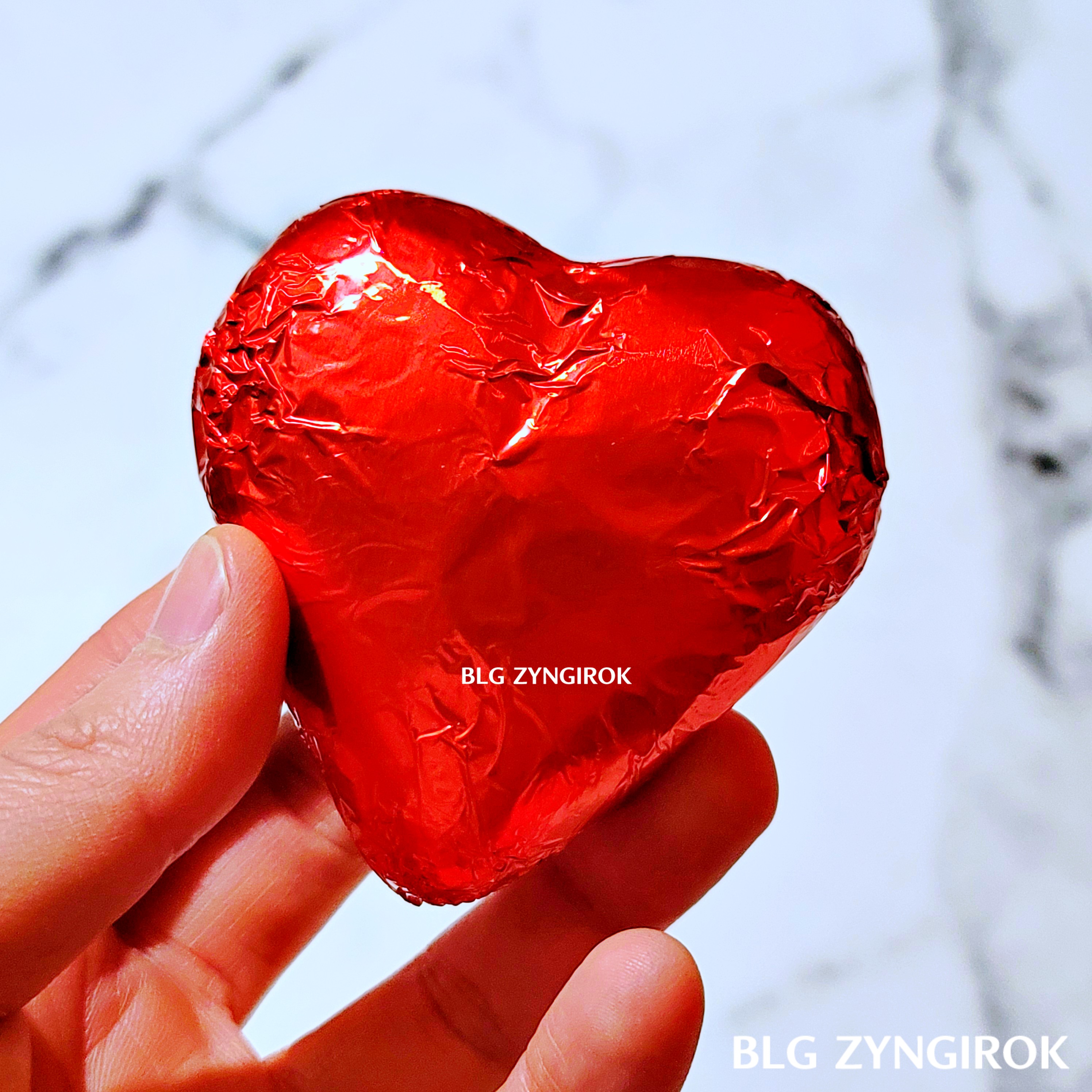 노브랜드 하트코코아밤을 들고 있다.