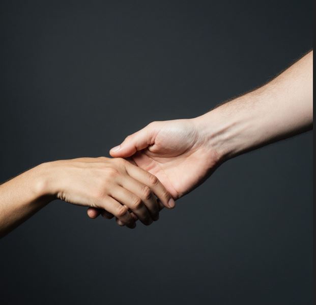 가벼운 악수를 하는 모습. 악수로 서로의 도움을 의미한다.