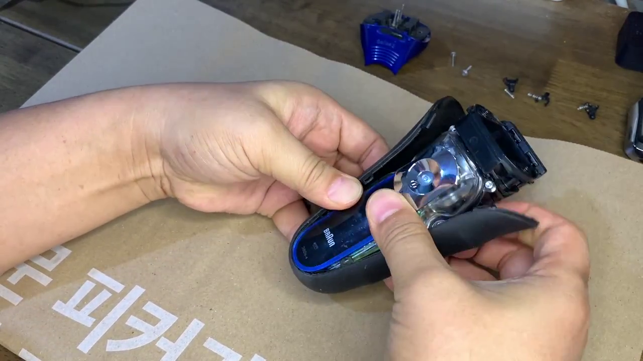 좌우 벌려서 빼낸다