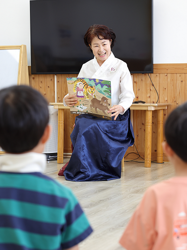 2025년 제17기 아름다운 &amp;#39;이야기 할머니&amp;#39; 모집! [공고문 신청 기간 방법 경쟁률 한국국학진흥원]