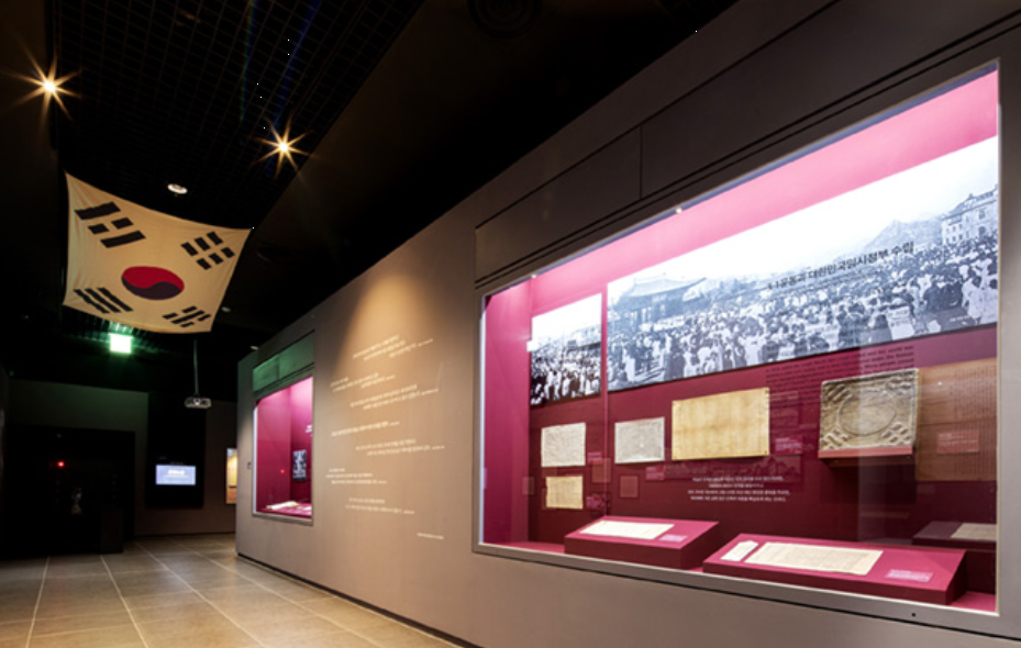 개항기부터 현대까지 4개의 전시실로 구성된 상설전시관