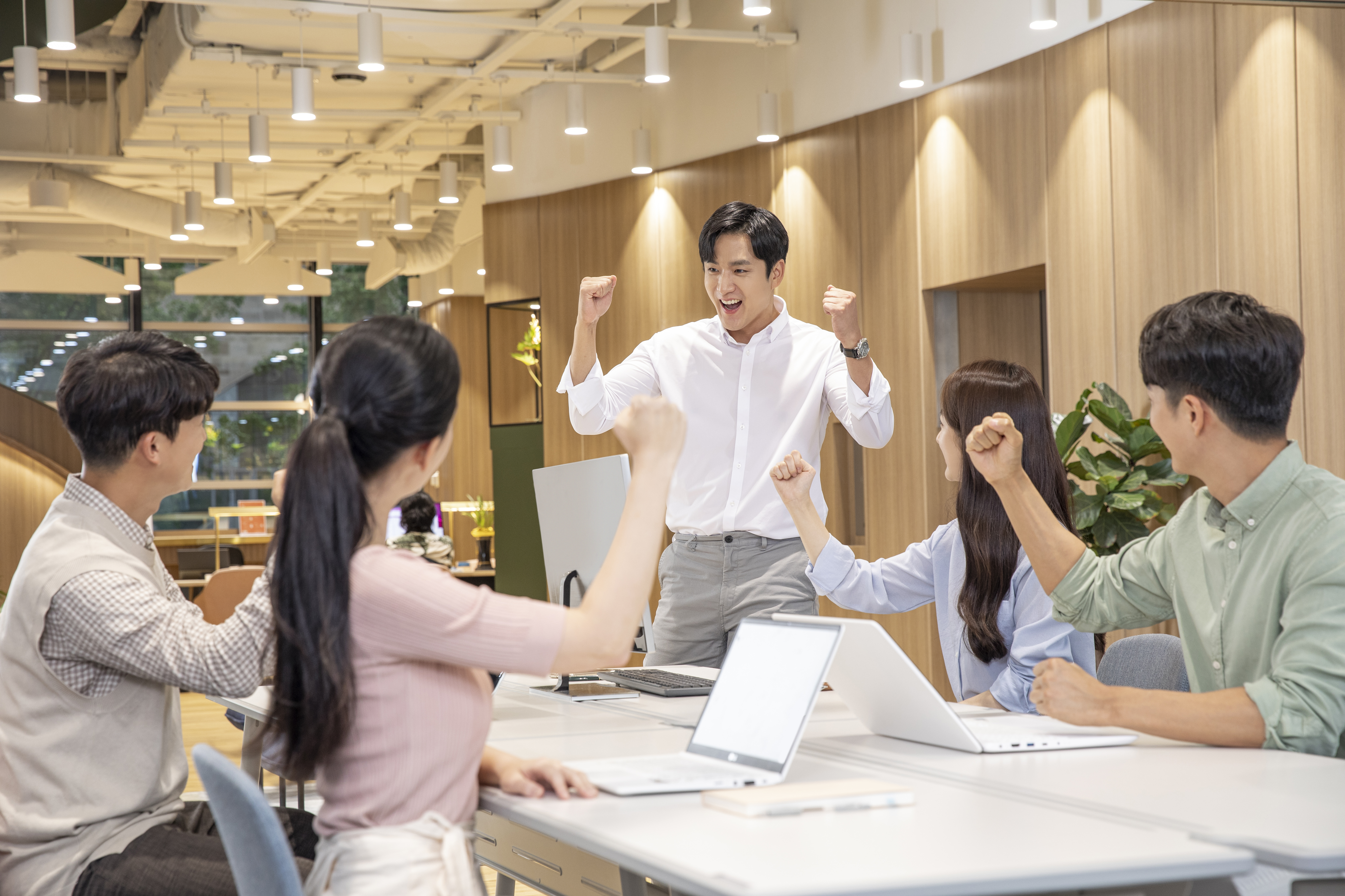 열심히 일하는 청년들 이미지