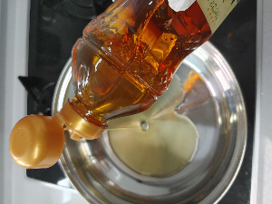 후라이팬에-식용유-두르는-사진