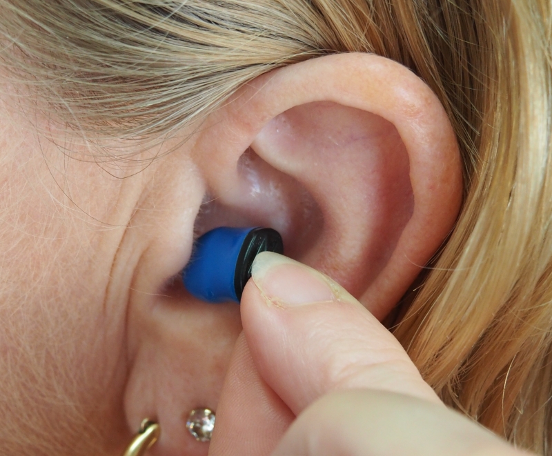 귀에 이어폰을 꼽고있는 사진