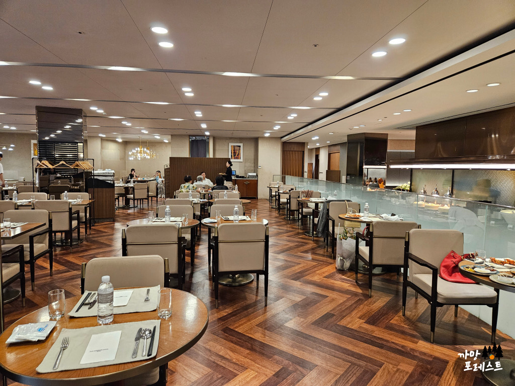 더 리버사이드 호텔 뷔페 매장 내부