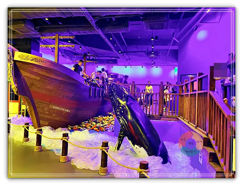 디스커버스_낚시-큰배-고래모형--비닐로바다표현