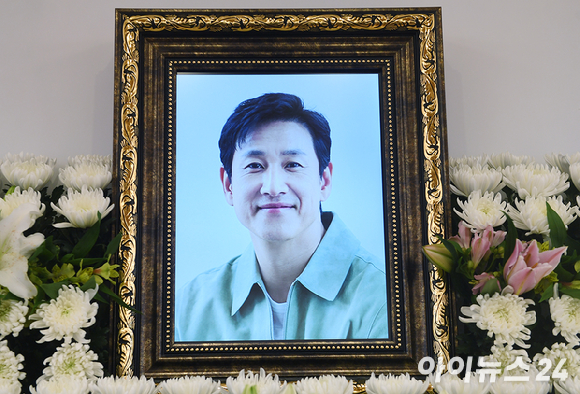 마약 투약 혐의로 경찰 조사를 받던 중 극단적 선택한 배우 고(故)이선균의 수사정보가 원본 그대로 언론에 유출된 것으로 파악됐다. 위 사진은 지난해 12월 27일 서울시 종로구 서울대학교병원 장례식에 마련된 故 이선균의 빈소. [사진=아이뉴스24 포토DB]