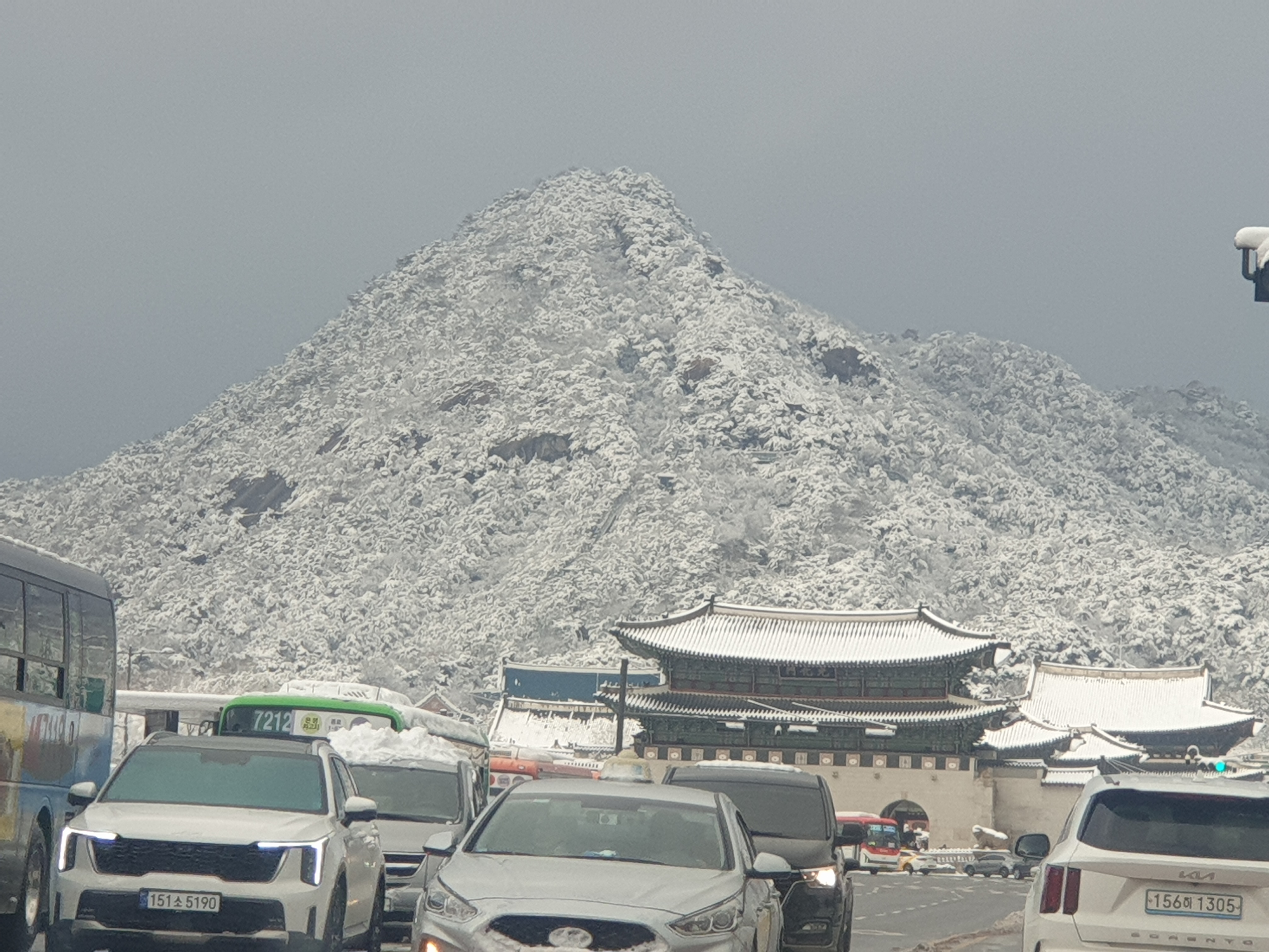 첫눈 함박눈에 하얗게 덮힌 서울 북악산(삼각산) 모습