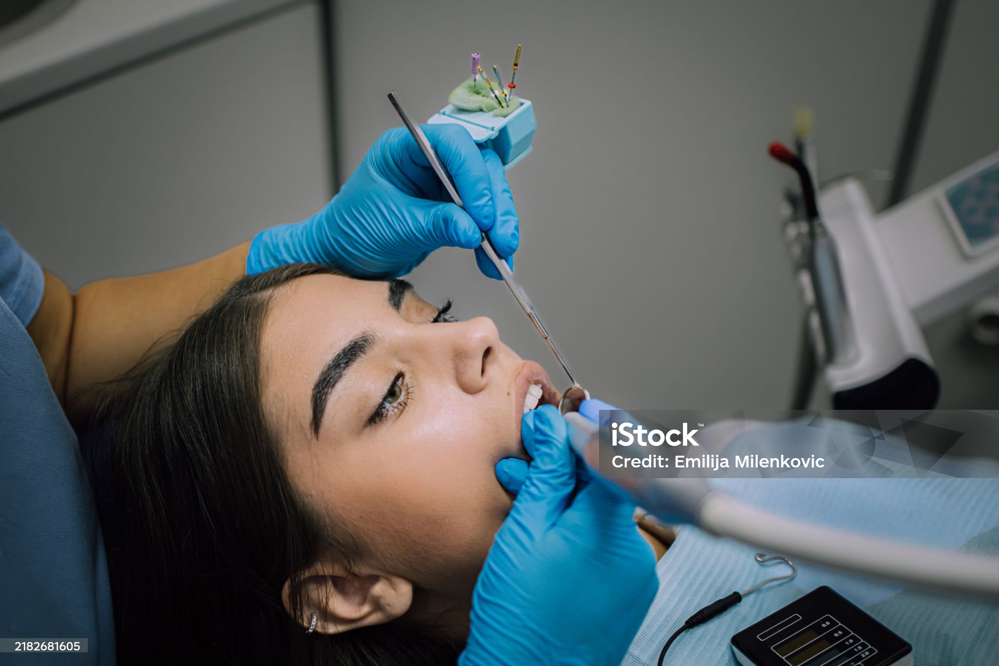 구강내과에서 턱관절을 진료 중인 장면