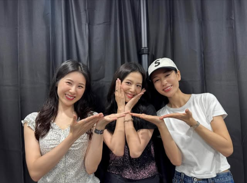 배우 안은진, 블랙핑크 콘서트에서 포착! 지수와의 특급 만남까지?! 팬심 제대로 터졌네요!