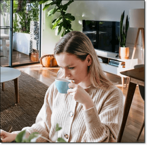 카다멈 차 마시는 여성