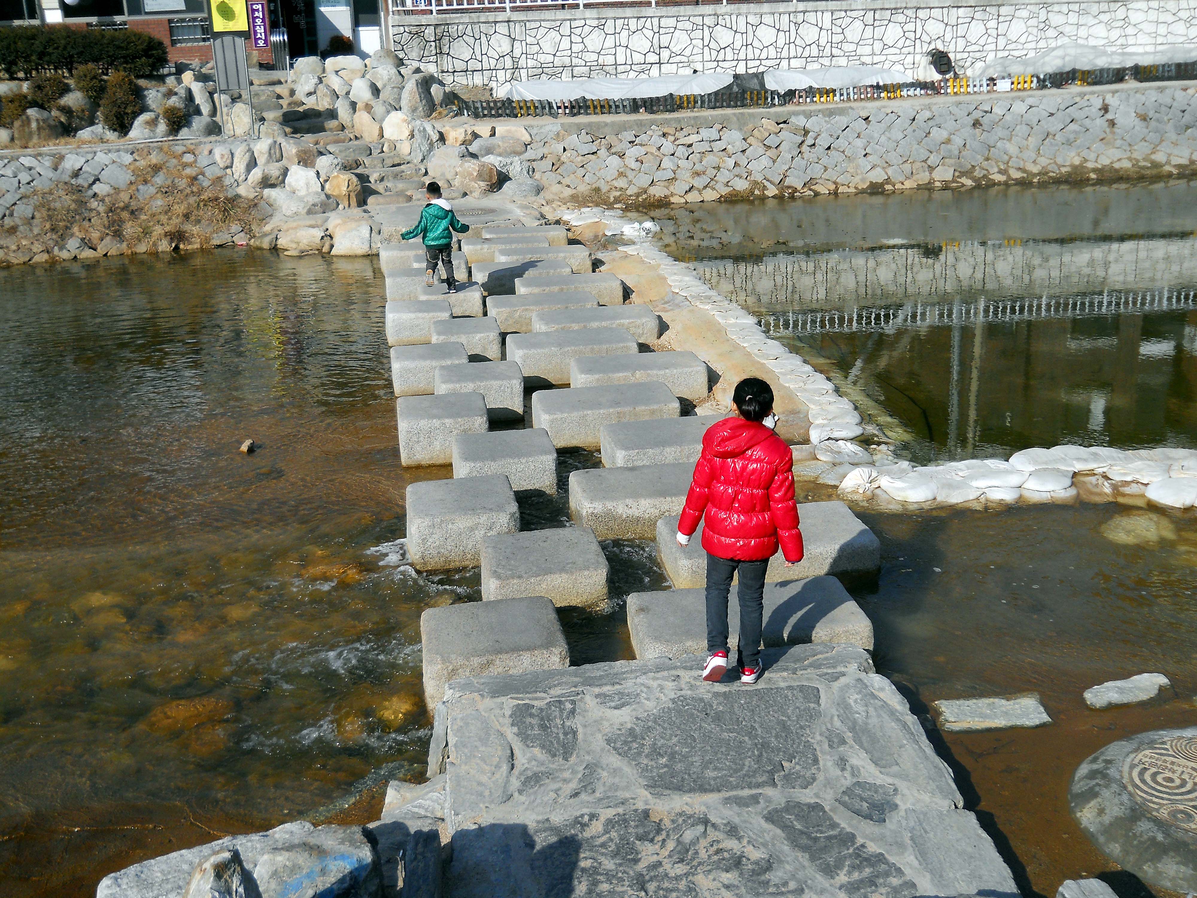 홍제동을 가로질러 홍제천에